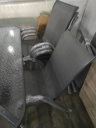 Mesa de terraza con 6 sillas y sombrilla