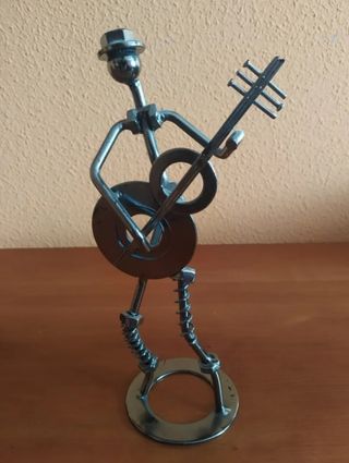 Figuras  hechas de metal reciclado