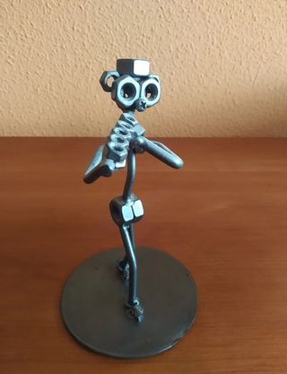 Figuras  hechas de metal reciclado