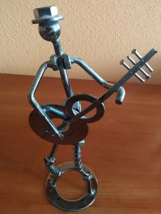 Figuras  hechas de metal reciclado