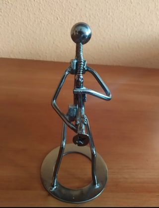 Figuras  hechas de metal reciclado