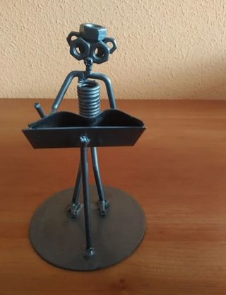Figuras  hechas de metal reciclado