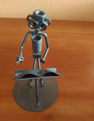 Figuras  hechas de metal reciclado