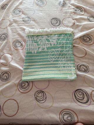 Toalla de playa o piscina.