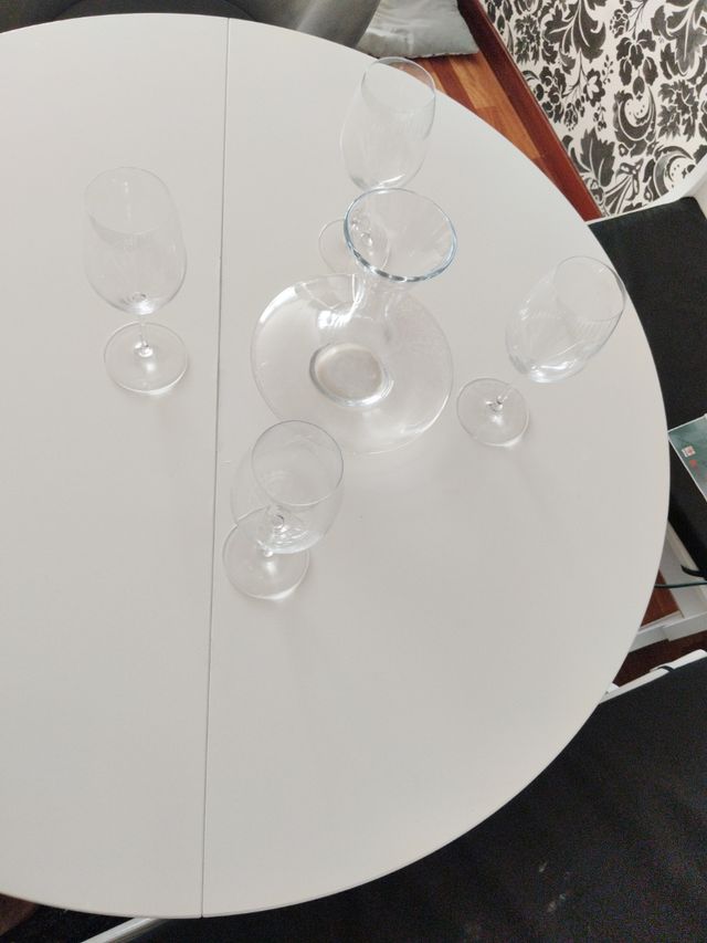 Juego cuatro copas y un decantador