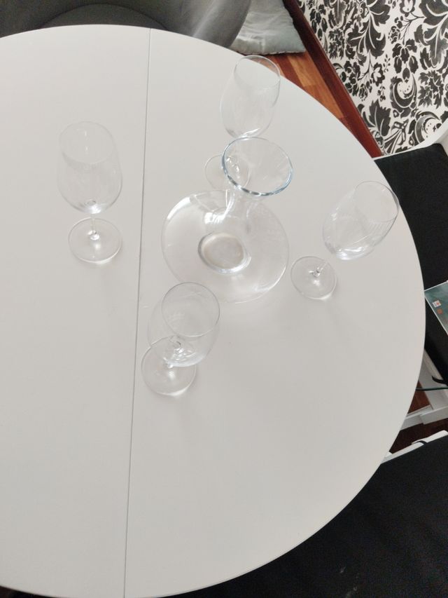 Juego cuatro copas y un decantador