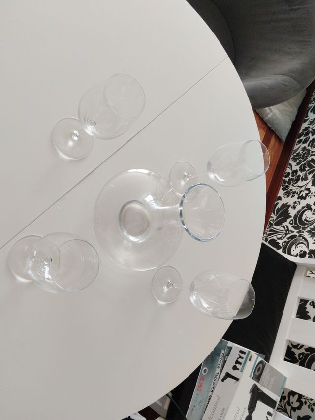 Juego cuatro copas y un decantador