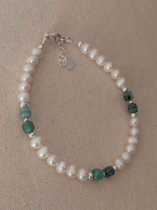 Pulsera, plata ley, perlas y esmeralda 