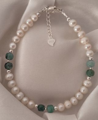 Pulsera, plata ley, perlas y esmeralda 