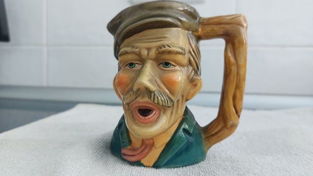 JARRA CON CARA. BODEGA.