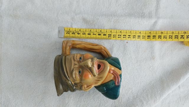 JARRA CON CARA. BODEGA.