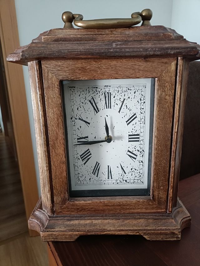Reloj madera maciza.