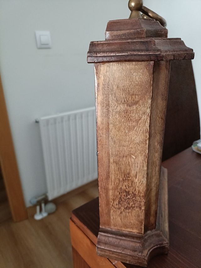 Reloj madera maciza.