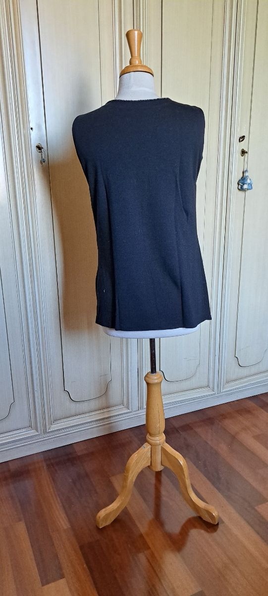 Canotta nera in lana con applicazioni 