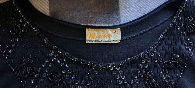 Canotta nera in lana con applicazioni 