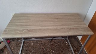 Escritorio con acabado de madera