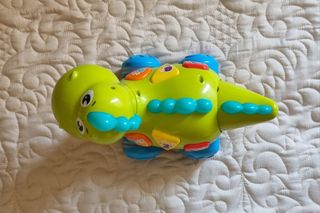 Dinosaurio para gatear y aprender inglés