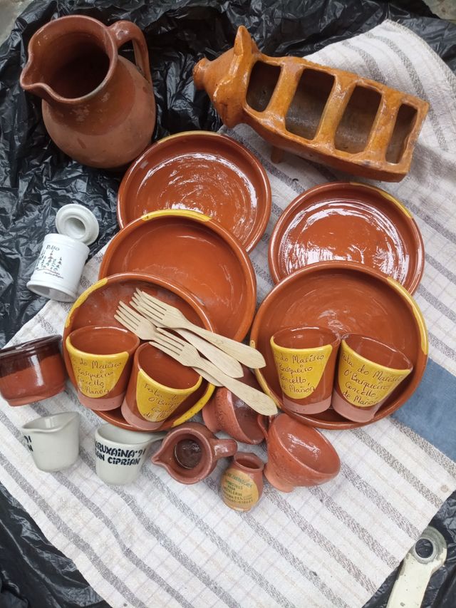Lote de barro. Jarra, platos vasos