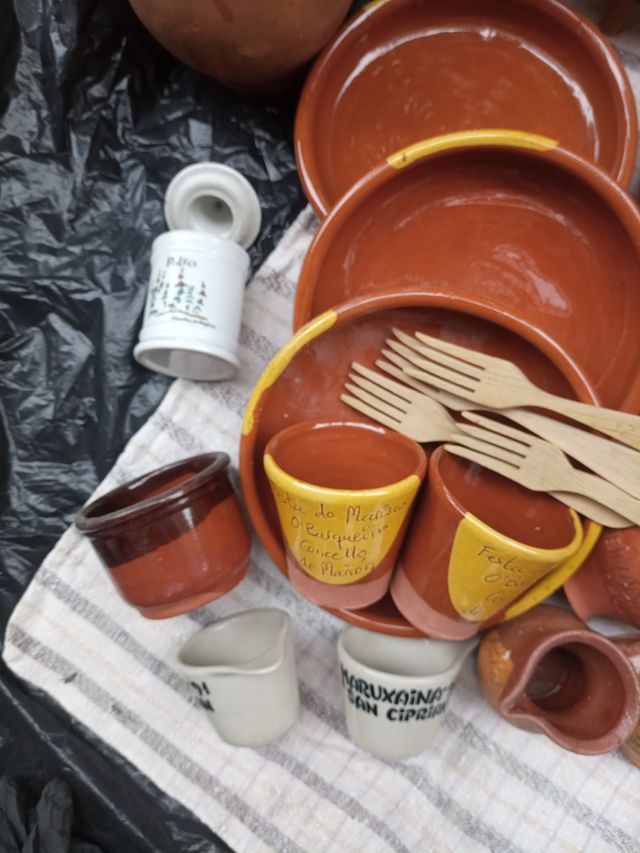 Lote de barro. Jarra, platos vasos