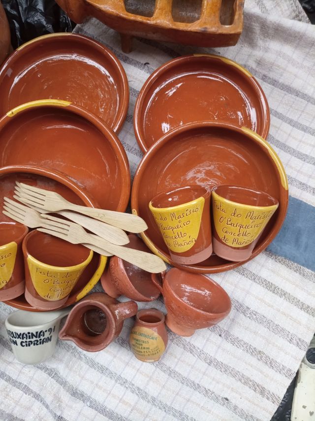 Lote de barro. Jarra, platos vasos