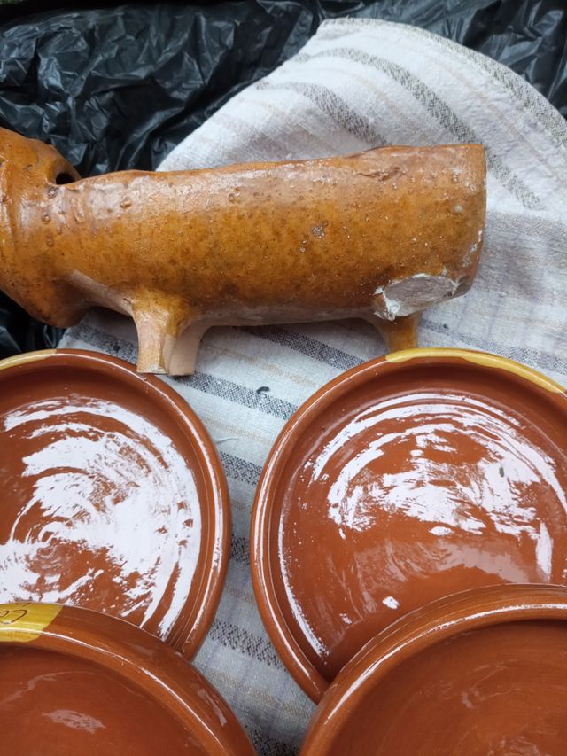 Lote de barro. Jarra, platos vasos