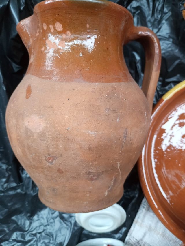 Lote de barro. Jarra, platos vasos