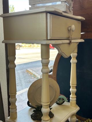 Preciosa Mesa auxiliar o de noche pintada vainilla