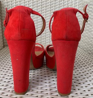 Sandalias peeptoes rojas Stradivarius