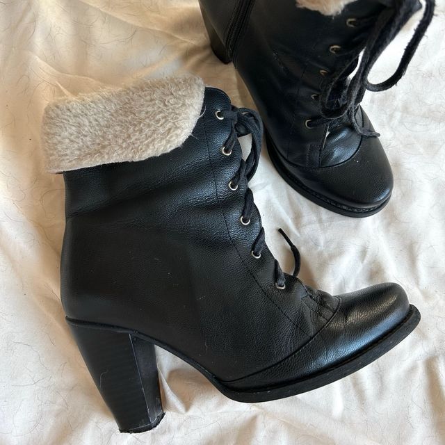 Botines negros de tacón con borrego