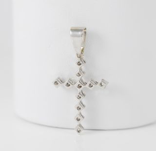 Colgante cruz antiguo en oro blanco 18k