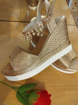 SANDALIAS DORADAS