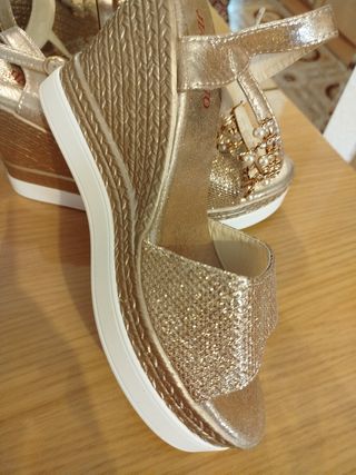 SANDALIAS DORADAS