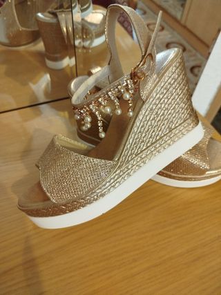 SANDALIAS DORADAS