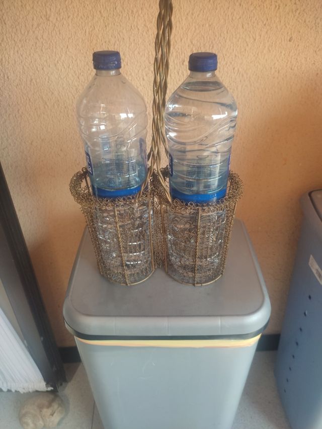 Botellero. Agua y vino