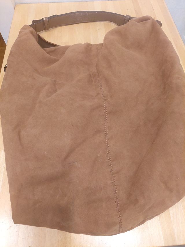 Bonito bolso amplio y cómodo con cremalleras