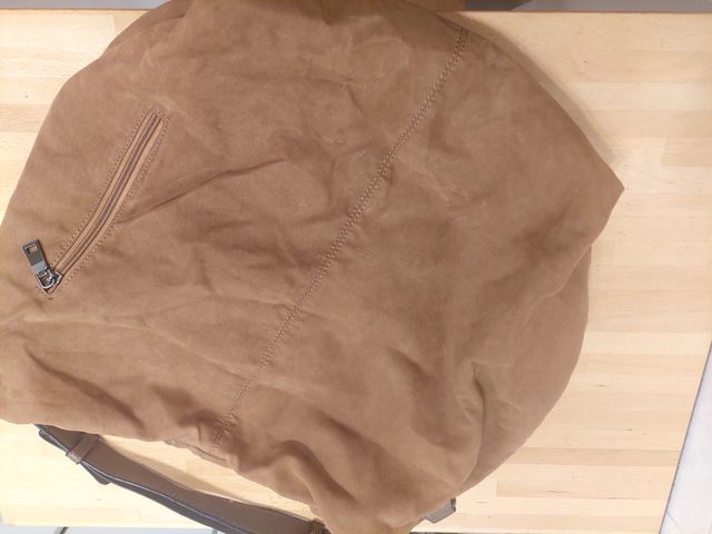 Bonito bolso amplio y cómodo con cremalleras