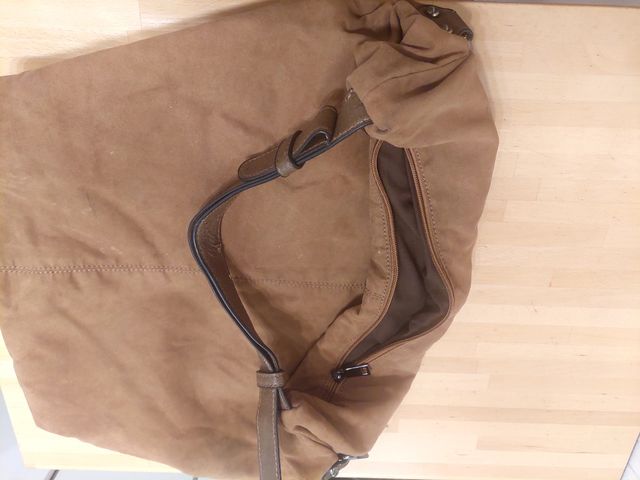 Bonito bolso amplio y cómodo con cremalleras