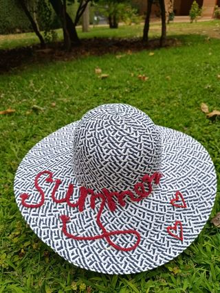 Sombrero bordado de playa
