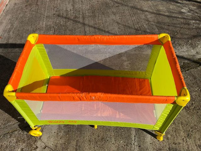 Cuna de viaje portátil. 