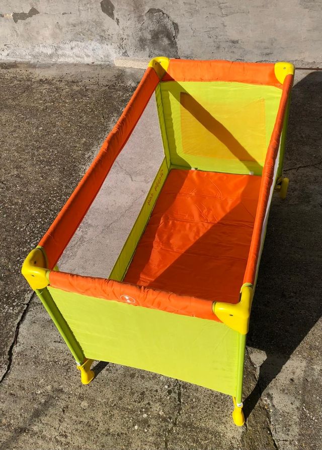 Cuna de viaje portátil. 