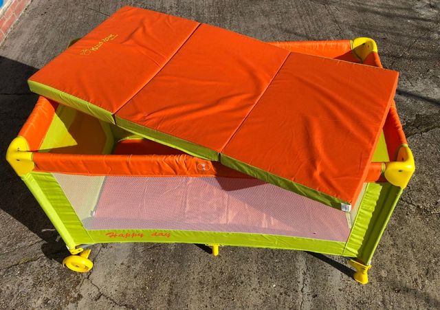 Cuna de viaje portátil. 