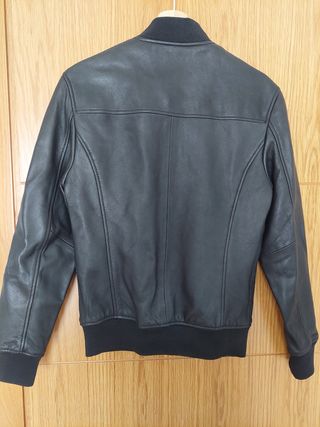 Cazadora de cuero negra