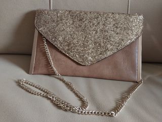 Bolso cartera con bandolera.