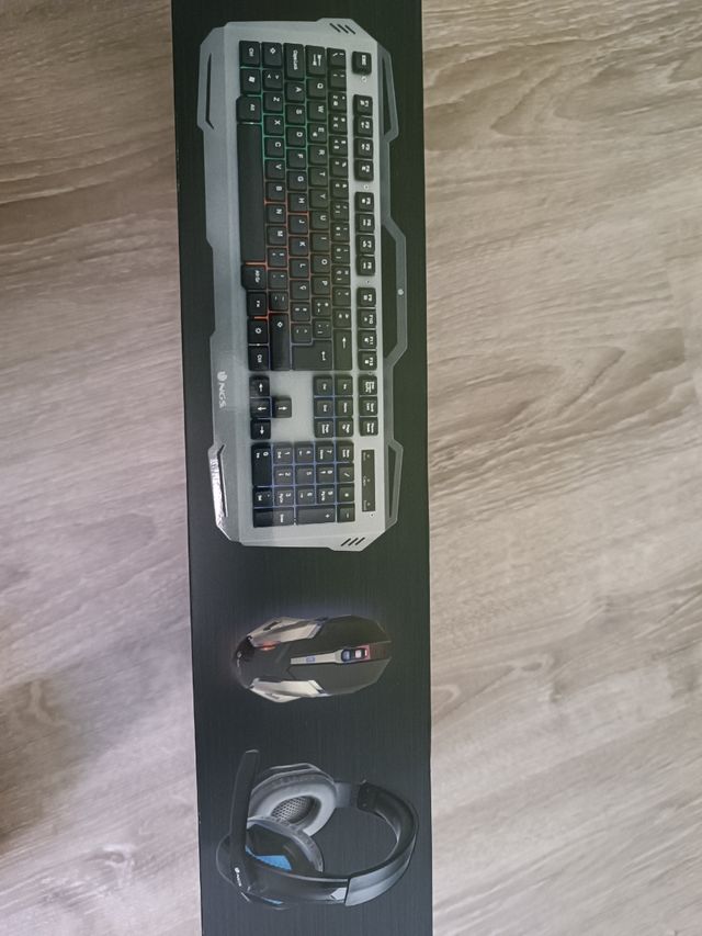 Teclado, ratón y auriculares gamers