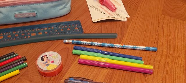 Fronzen. Estuche + lápices y boli