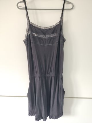 Mono negro corto escote en espalda