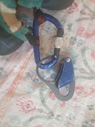 Reverso de escalada y mosqueton