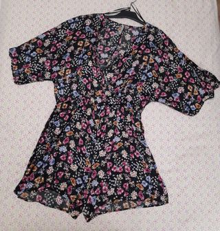 Mono pantalón  corto, de Stradivarius 
