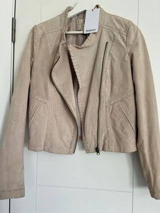 Cazadora piel Stradivarius beig