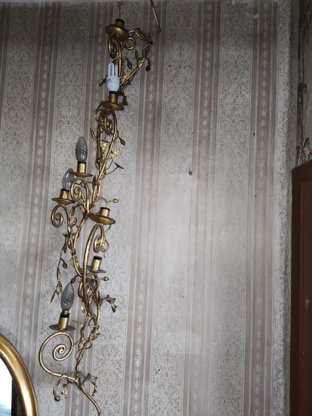 Lámpara floreada de metal dorado motivos florales